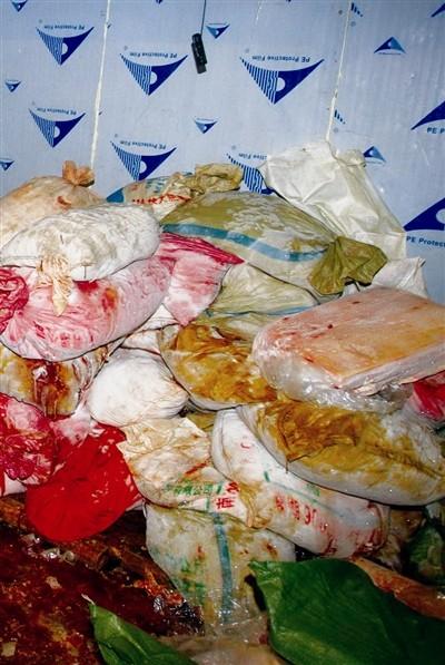今年5月,警方捣毁一处黑肉制品工厂,在其冷冻室里随意堆放着大量猪肉